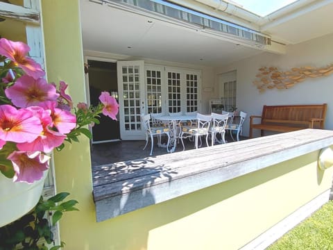 Patio, Breakfast