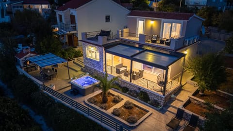 Property building, Patio, Night, Bird's eye view, BBQ facilities, Garden, Hot Tub, Garden view, Parking, fireplace