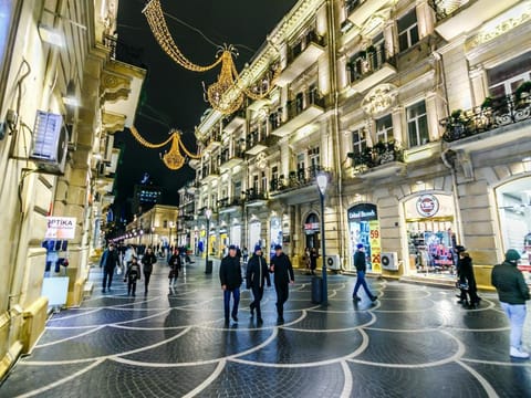 Property building, Facade/entrance, Night, People, Neighbourhood, City view, Street view, Location, group of guests