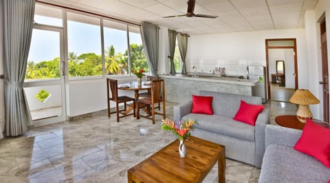Kitchen or kitchenette, Living room, Seating area, Dining area