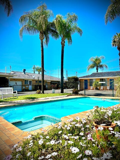 Spring, Day, Garden, Garden view, Pool view, Swimming pool, sunbed