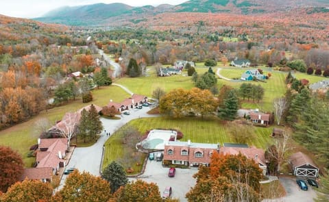 Property building, Day, Natural landscape, Autumn, Mountain view