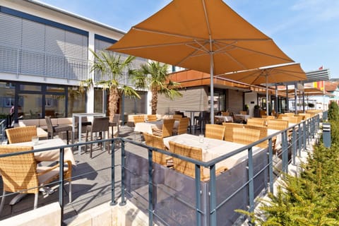 Restaurant/places to eat, Balcony/Terrace