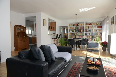 Day, Library, Library, TV and multimedia, Coffee/tea facilities, Balcony/Terrace, Kitchen or kitchenette, Living room, Seating area, Dining area, Garden view, Garden view, Street view, Street view, Family, Quiet street view