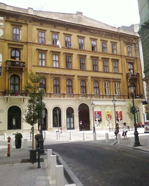 Nearby landmark, Restaurant/places to eat, Facade/entrance, Casino, Evening entertainment, Street view, Supermarket/grocery shop