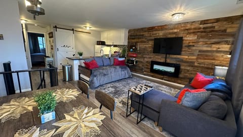 Communal lounge/ TV room, TV and multimedia, Living room, Seating area, Evening entertainment