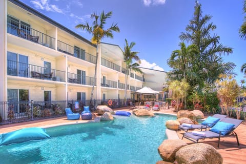 Day, Swimming pool, Swimming pool, sunbed
