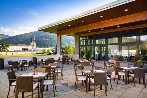 Restaurant/places to eat, Balcony/Terrace, Food, Garden view, Landmark view, Mountain view
