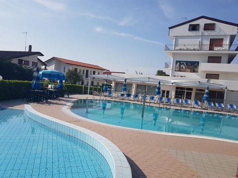 Day, Swimming pool, sunbed