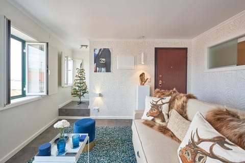 Property building, Communal lounge/ TV room, People, Property logo or sign, Activities, View (from property/room), Food and drinks, Other, Decorative detail, Logo/Certificate/Sign, Animals, Text overlay, City view, Landmark view, River view, Street view, Certificate/Award