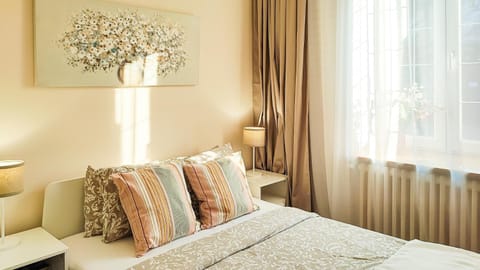 Bed, Living room, Photo of the whole room, Bedroom