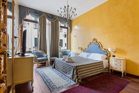 Top Venice Apartments and Rooms Ostreghe Bridge Bed and Breakfast in San Marco