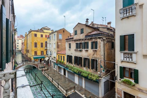 Top Venice Apartments and Rooms Ostreghe Bridge Bed and Breakfast in San Marco