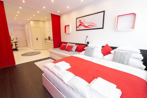 Bed, Living room, towels