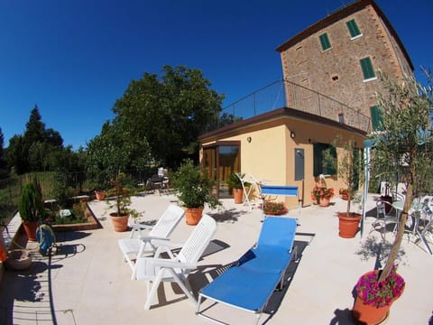 Property building, Patio, Day, Garden, sunbed