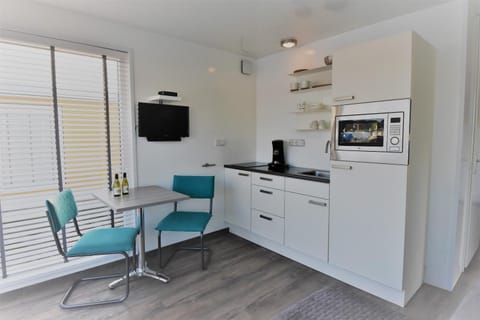 TV and multimedia, Kitchen or kitchenette, Living room, Food and drinks, Dining area