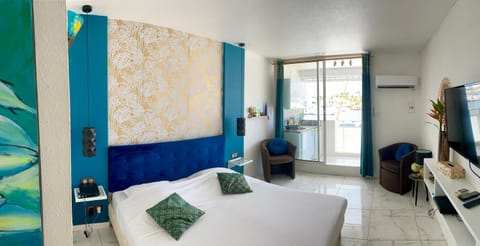 Bed, TV and multimedia, Photo of the whole room, Bedroom