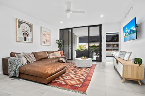 TV and multimedia, Balcony/Terrace, Living room, Photo of the whole room, Decorative detail, Seating area, Floor plan, Dining area, Guests
