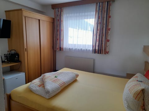 Bed, TV and multimedia, Photo of the whole room, Bedroom, wardrobe