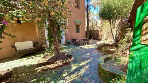 Property building, Patio, Spring, Day, Garden, Garden view