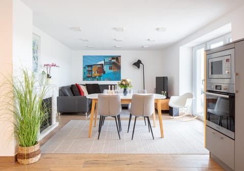 TV and multimedia, Living room, Seating area, Dining area, Lake view