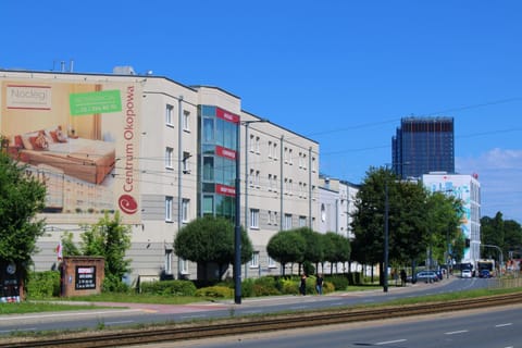 Property building, Day, Neighbourhood, Natural landscape, City view, Street view, Location, Parking