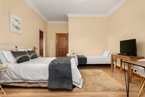 Bed, TV and multimedia, Bedroom