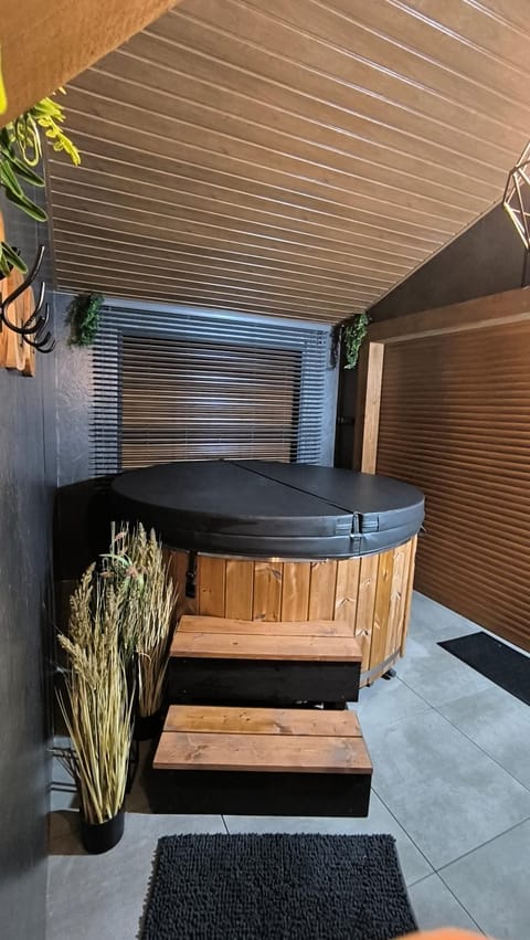 Hot Tub, Other, Seating area