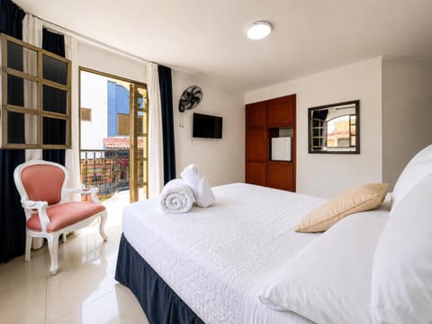 Bed, TV and multimedia, Living room, Photo of the whole room, Bedroom, towels