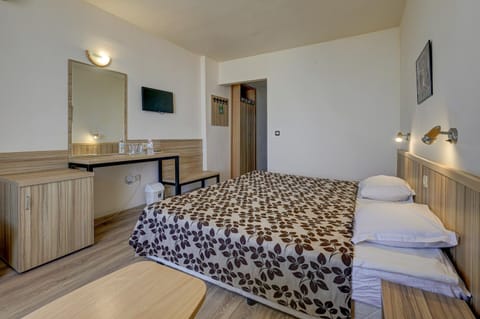 Bed, TV and multimedia, Photo of the whole room, Bedroom, towels