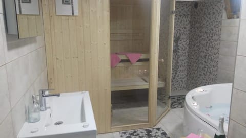 Massage, Sauna, Bathroom