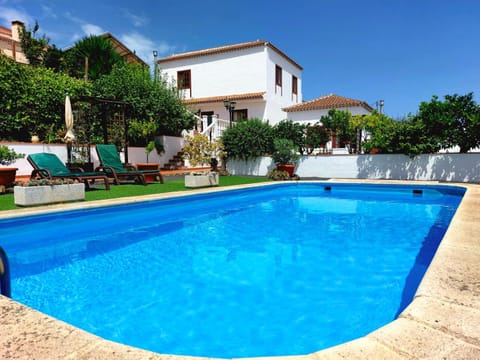 Property building, Garden, Garden view, Pool view, Swimming pool, sunbed