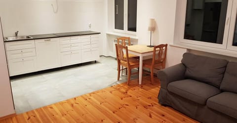 Property building, Kitchen or kitchenette, Living room, Seating area, Dining area