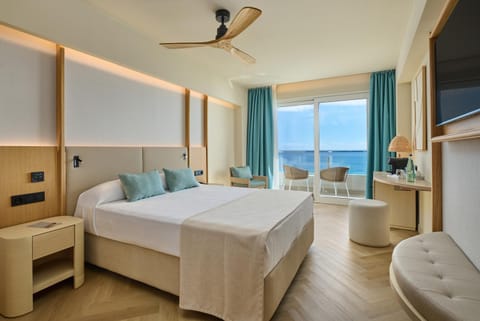 Bed, TV and multimedia, Photo of the whole room, Sea view