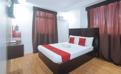 Bed, TV and multimedia, Photo of the whole room, Bedroom