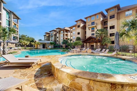 Property building, Day, Swimming pool, Swimming pool, sunbed