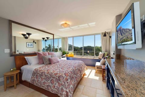 Bed, TV and multimedia, Photo of the whole room, Seating area, Mountain view