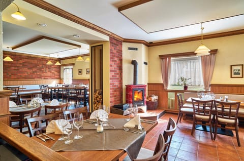 Restaurant/places to eat, Restaurant/places to eat, Lounge or bar