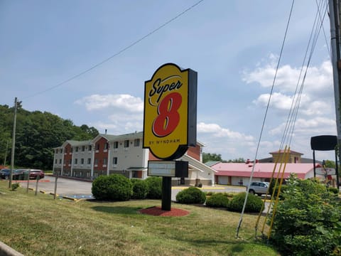 Super 8 by Wyndham Salem VA Motel in Salem