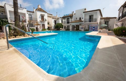 Property building, Swimming pool, Swimming pool