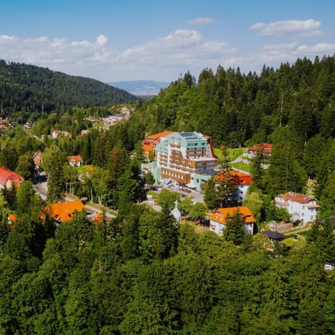 Property building, Spring, Neighbourhood, Summer, Mountain view