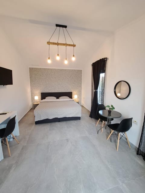 Bed, TV and multimedia, Bedroom, hair dresser