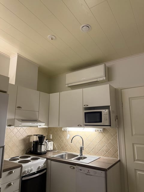 Coffee/tea facilities, kitchen, air conditioner