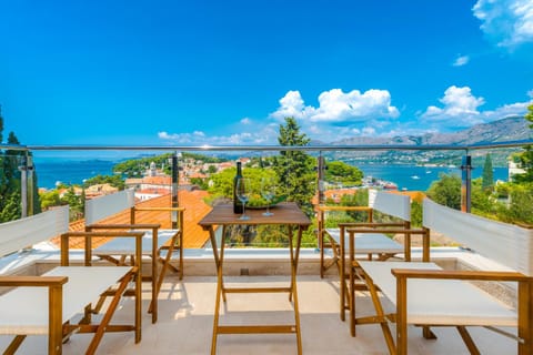 Balcony/Terrace, Seating area, Dining area, City view, Landmark view, Sea view