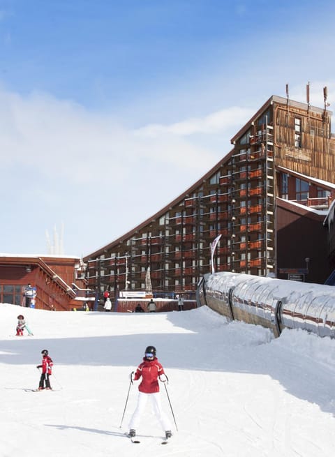 Facade/entrance, People, Natural landscape, Skiing, Guests, children, young children, older children, group of guests, Family