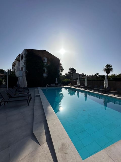 Swimming pool, sunbed