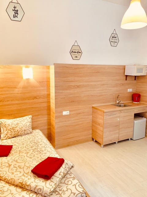 Bed, Coffee/tea facilities, Kitchen or kitchenette, Photo of the whole room