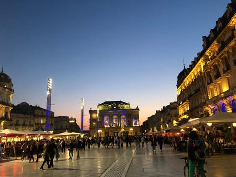 Nearby landmark, Neighbourhood, Evening entertainment, Shopping Area, Entertainment
