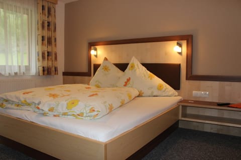 Balcony/Terrace, Decorative detail, Bedroom, young children, older children, Family