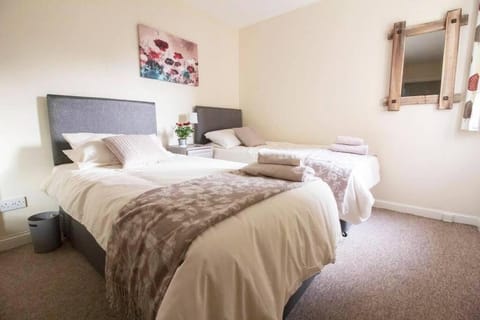 South Groathill - Lovely 2 bed with Castle View Apartment in Edinburgh